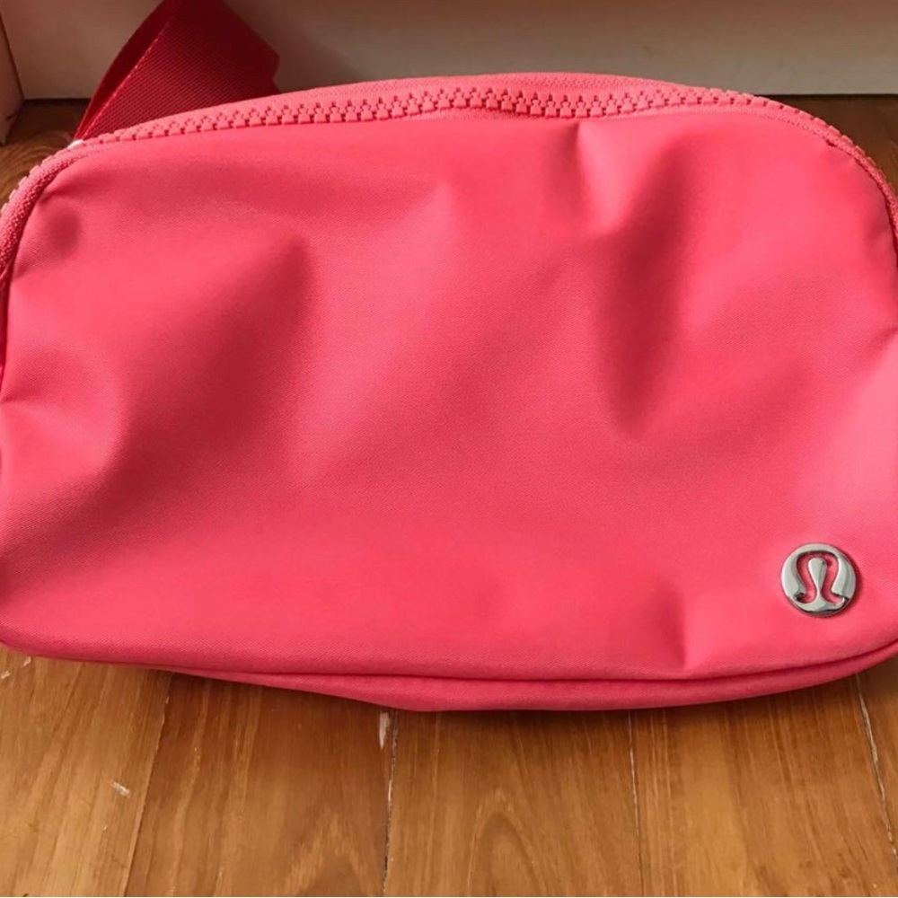 Lululemon everywhere belt bag in pale raspberry
